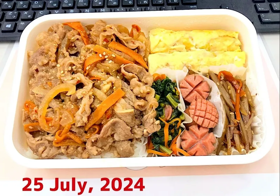 STAMINA焼き肉弁当

■MAIN  焼き肉（牛バラ＆玉ねぎ・人参）

■SUB
  ・長〜い厚焼きたまご（レタス）
  ・きんぴらゴボウ
  ・ウインナー
  ・小松菜炒め|TakeBooさん