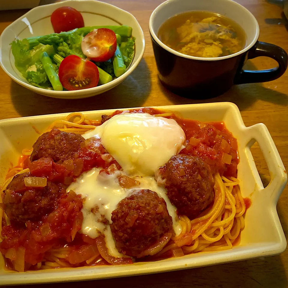 温玉肉だんごのトマトパスタと、野菜サラダと、鶏肉の卵スープ|もえさん