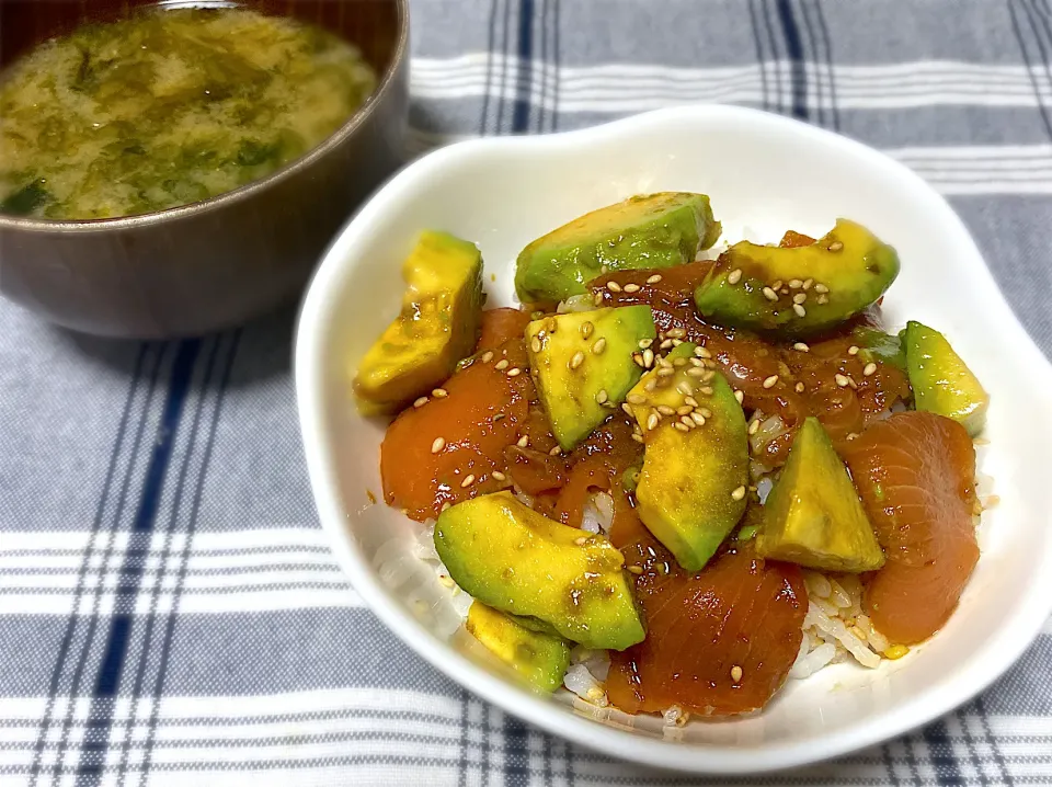 Snapdishの料理写真:サーモンとアボカド丼　　　　　　　　　　　　　　　　　あおさ味噌汁|eiyadeさん