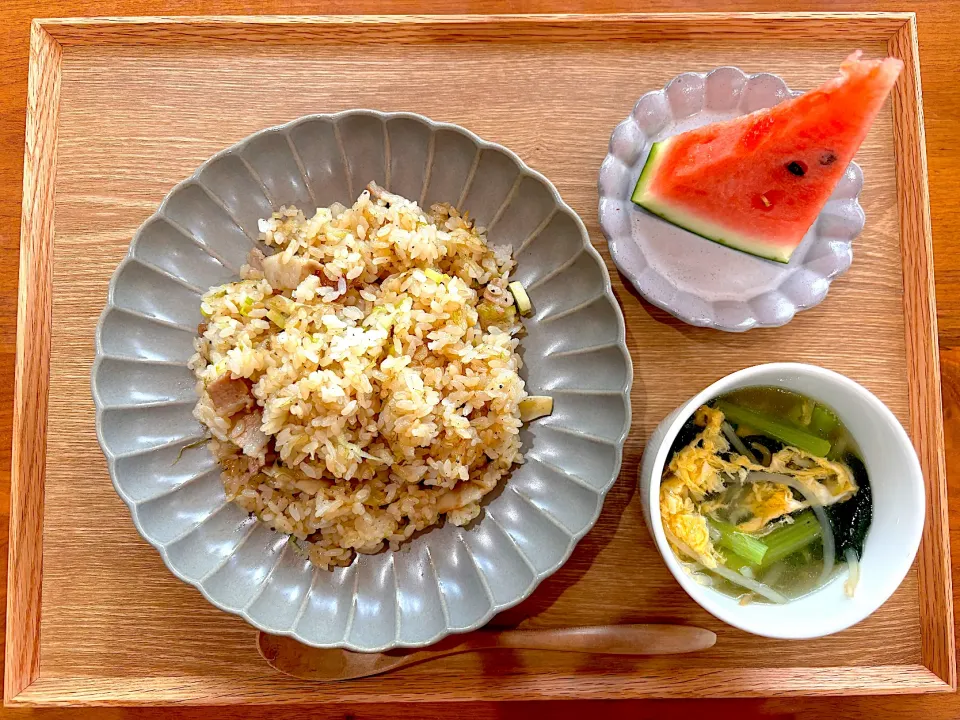 今日のお昼ご飯(豚バラガーリックチャーハン、小松菜たまごスープ、スイカ🍉)|cocomikaさん