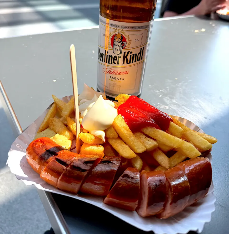 🇩🇪ベルリン中央駅のソーセージとポテト|流線形さん