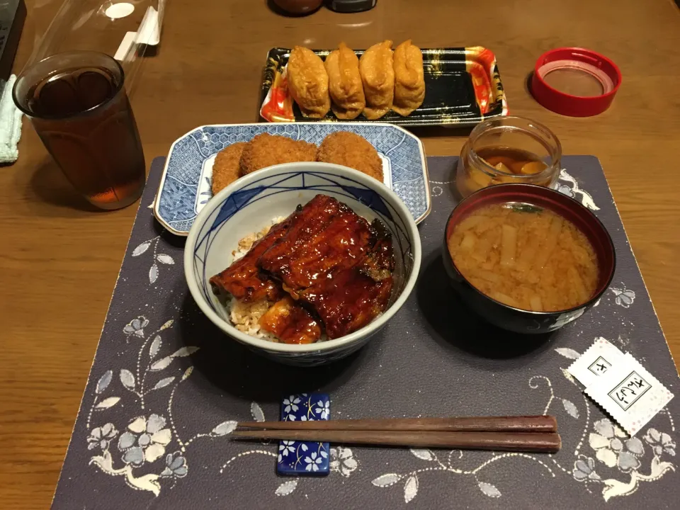 鰻丼ダブル、いなり寿司、コロッケ、沢庵、大根の味噌汁、烏龍茶、バニラアイスクリーム(夕飯)|enarinさん