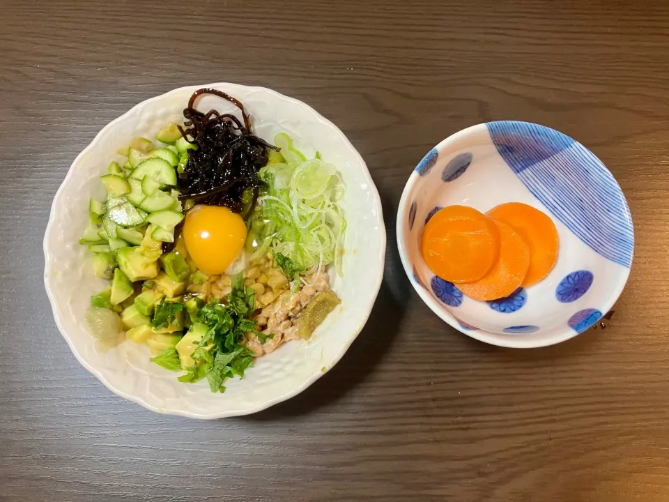 Snapdishの料理写真:納豆卵plusオクラ、インゲン、アボカド他薬味入りと蒸しにんじん|tatsuponさん