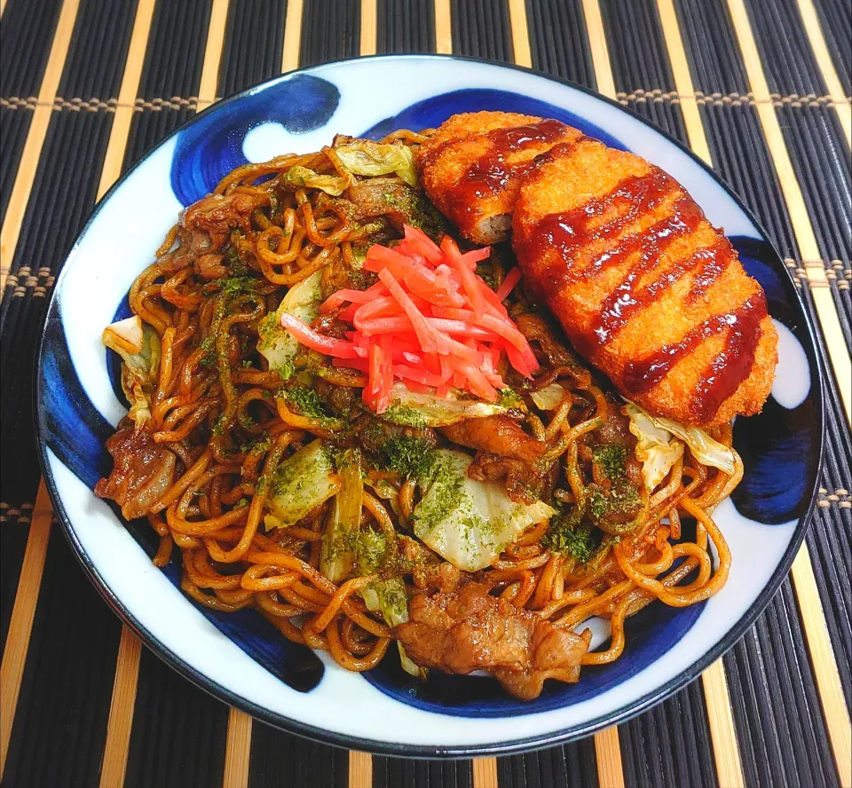 モリモリ焼きそば＆コロッケでムスコの置きランチ|からあげビールさん