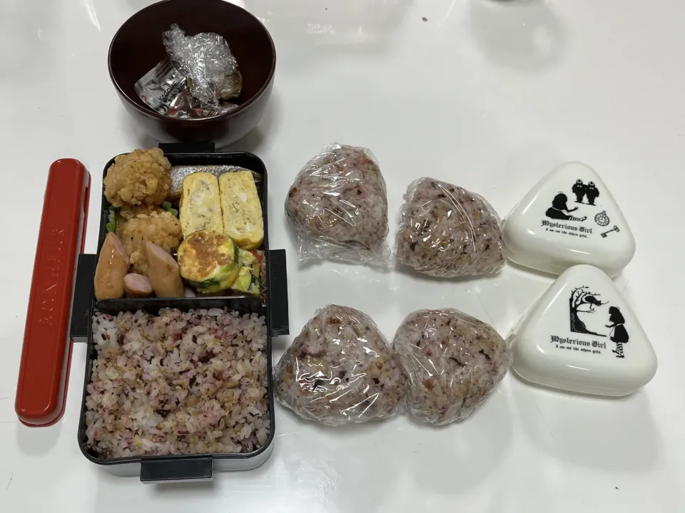 Snapdishの料理写真:左から、パパ弁・おにぎり（下2人と母）・おにぎり（にぃに用）。☆鮭☆塩唐揚げ☆卵焼き☆ウインナー☆ズッキーニのチーズピカタ☆梅おかかの混ぜ込みごはん☆みそ玉☆おにぎり（母と下2人）☆おにぎり（にぃに）|Saharaさん