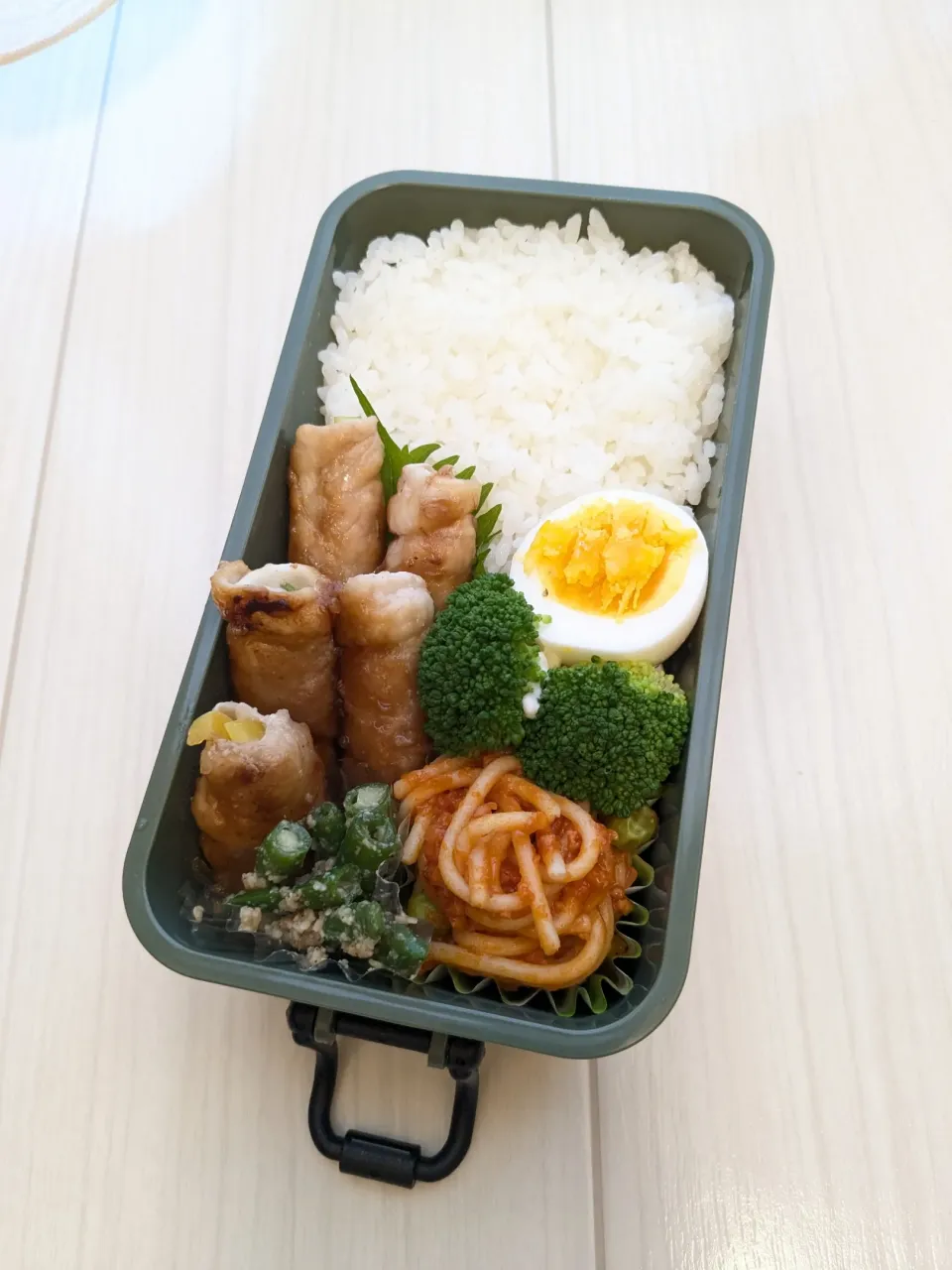 Snapdishの料理写真:アスパラ豚巻き弁当🌷|きゅーさん