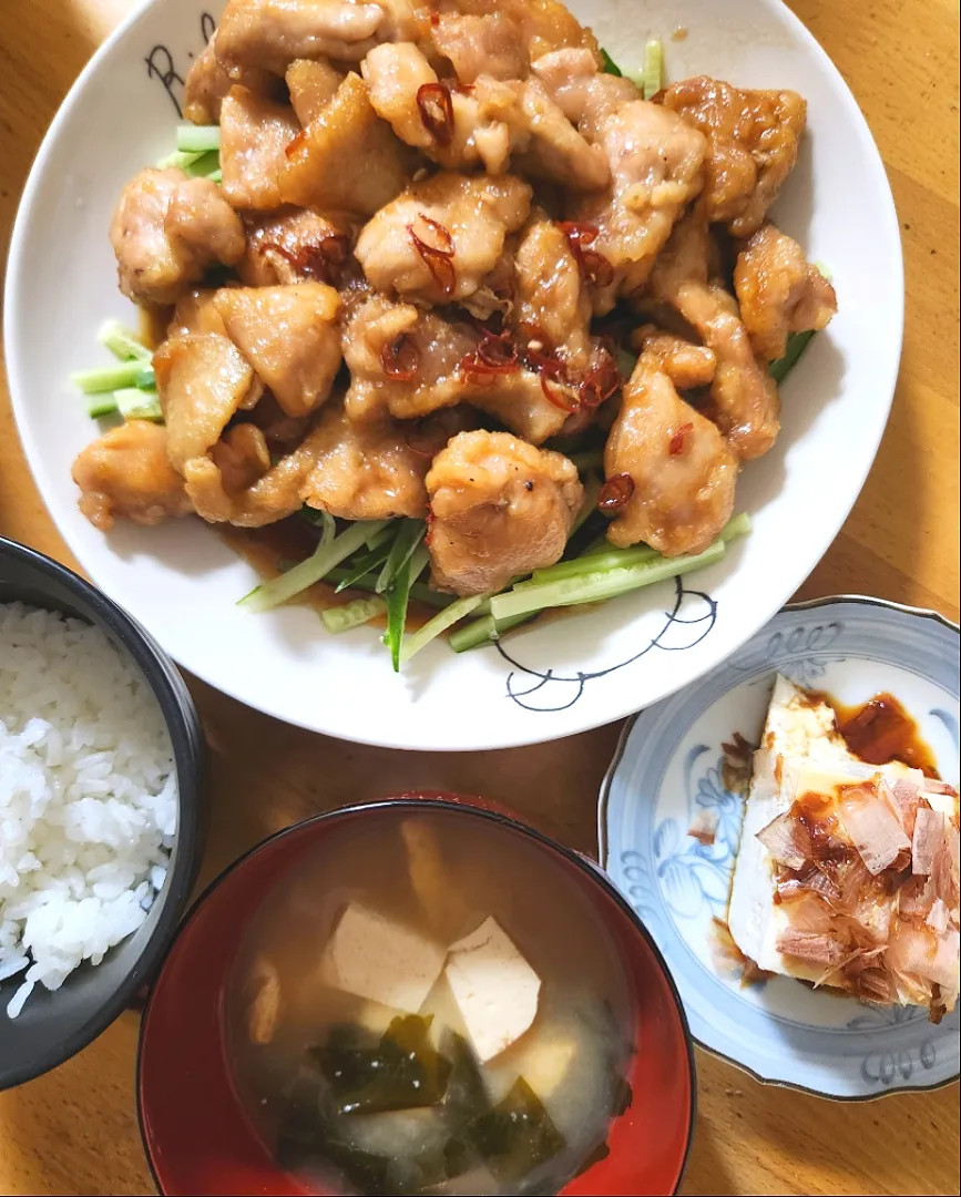 きゅうりの鶏南蛮がけ、冷奴、油揚げとわかめと豆腐の味噌汁|さきさん