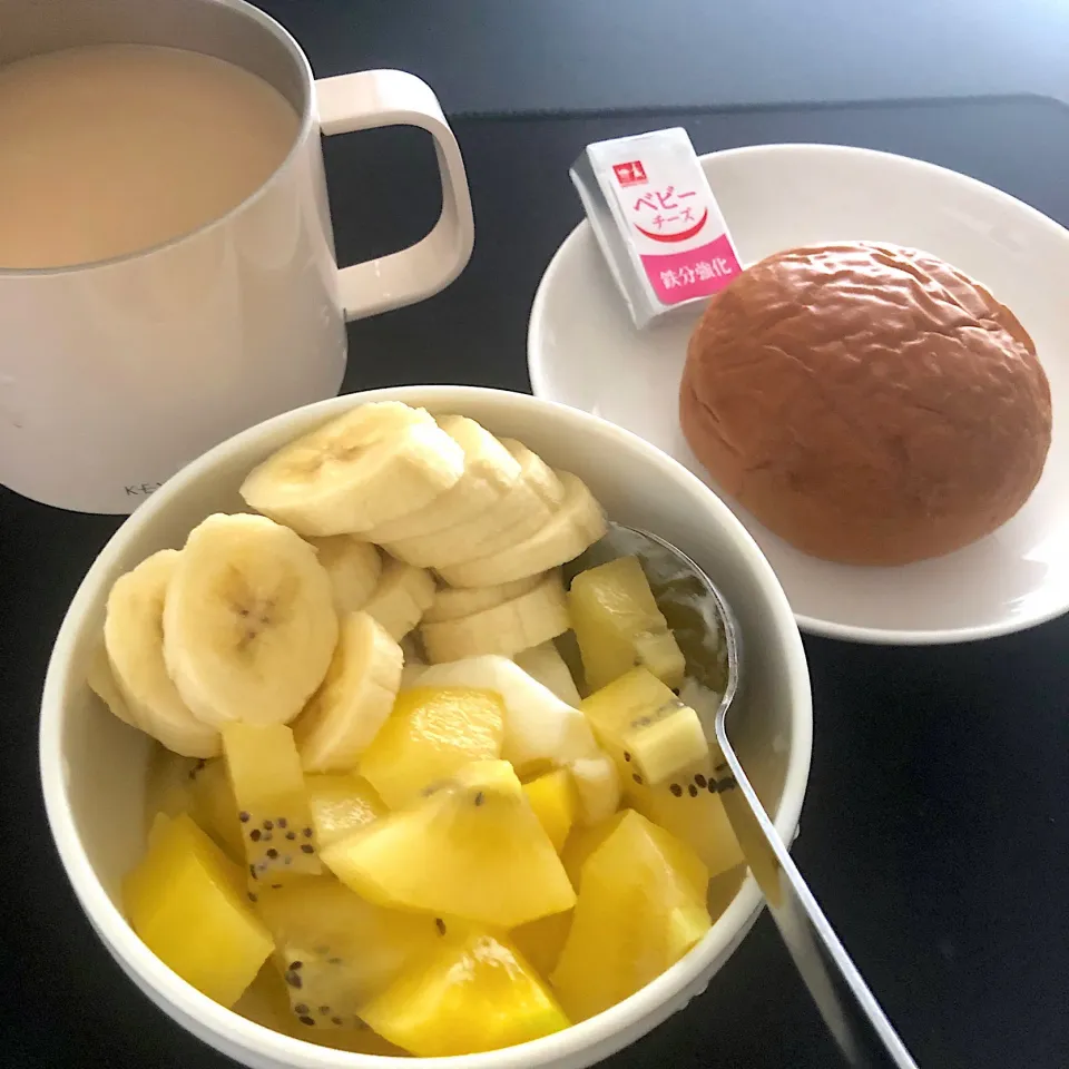 Snapdishの料理写真:10:16 キウイバナナヨーグルト🥝🍌🧀🥯|へれ子さん