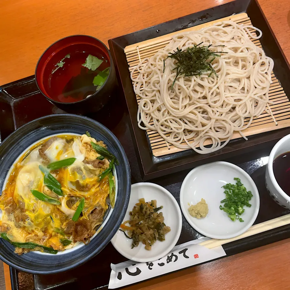 Snapdishの料理写真:牛とじ丼・ざるそば|T. Wonderさん