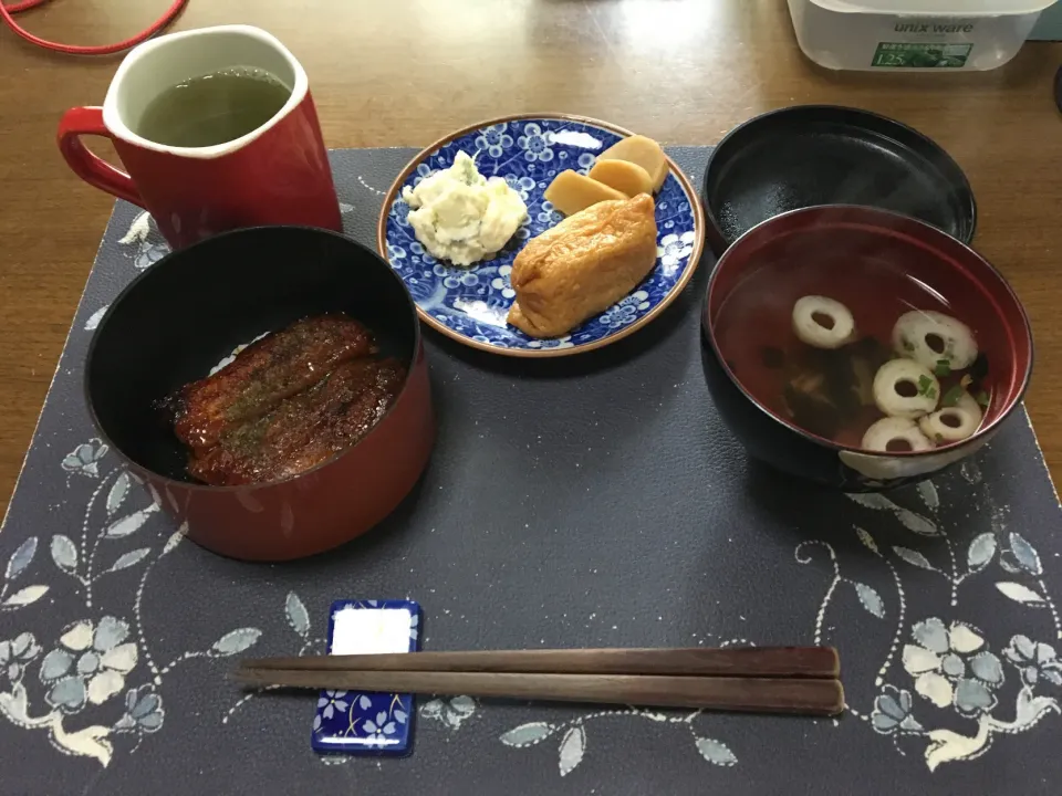 鰻重、いなり寿司、ポテトサラダ、たまり漬け風沢庵、永谷園の松茸風味のお吸い物、熱い日本茶、トースターで温めたお惣菜のピザトースト、ミニクロワッサン、胡桃パン(昼飯)|enarinさん