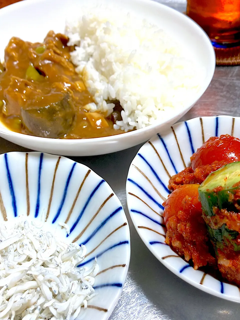 夏野菜のカレーと自家製キムチ|くまとらさん