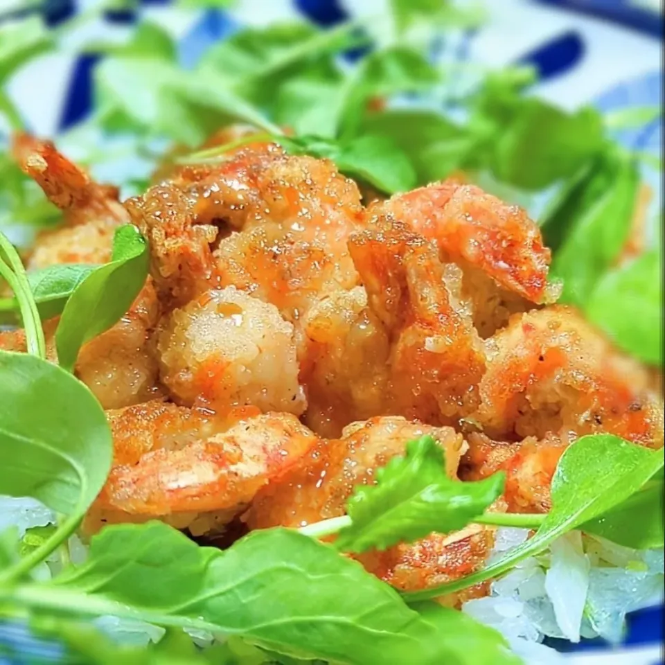 エビのチリソースがけ🦐

夏のエビチリは、あっさりと香ばしく☺

薄くかたくり粉をはたき、少量の油で揚げ焼き、自家製スイートチリソースをからめました🦐

玉ねぎスライスとルッコラのサラダと一緒にどうぞ✨

エビは高タンパク＆低脂質☺
ビタミンEたっぷりで若返り効果もあり、女性に嬉しい食材です🌳

エビの殻はタウリンが豊富なので、肝機能の改善や高血圧予防にも◎

尾っぽの部分は少し残してあるので、よく噛んでお召し上がりください✨

|森のごはん屋さんさん