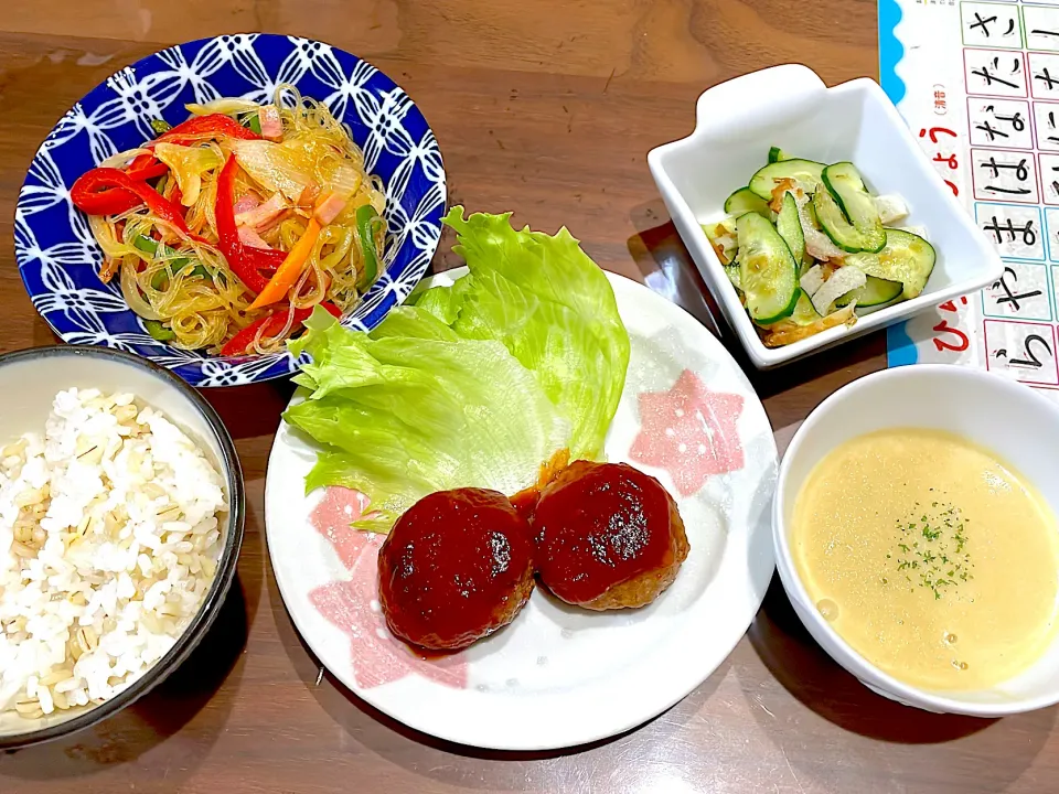 ミニハンバーグ　コーンポタージュ　きゅうりと竹輪のおかか和え　春雨のカレー炒め|おさむん17さん