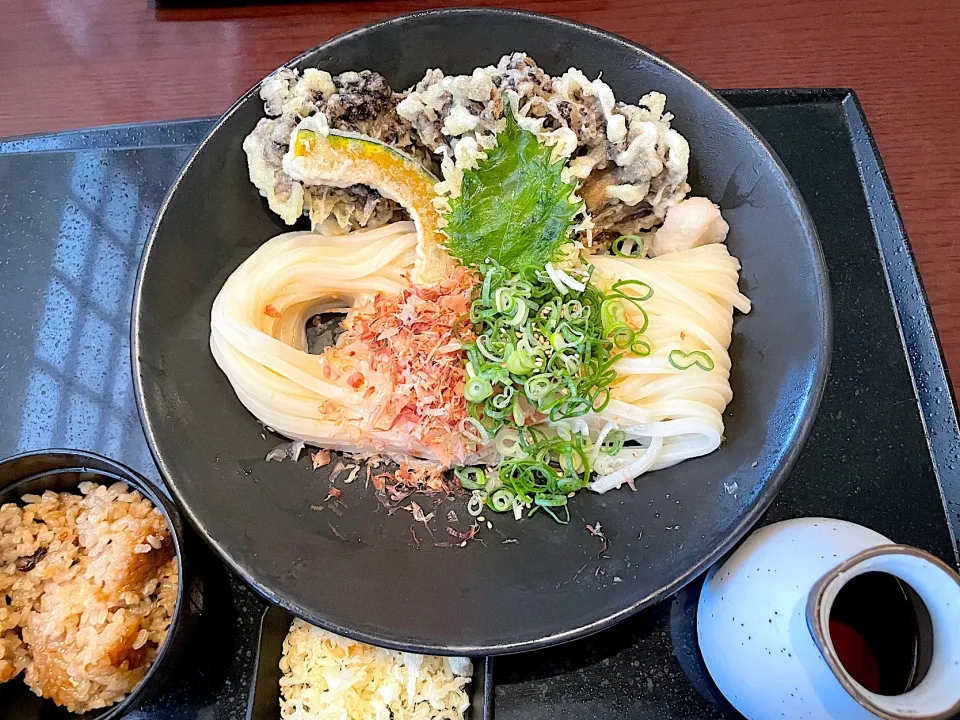 野菜天ぷらうどんと炊き込みご飯|キヨさん