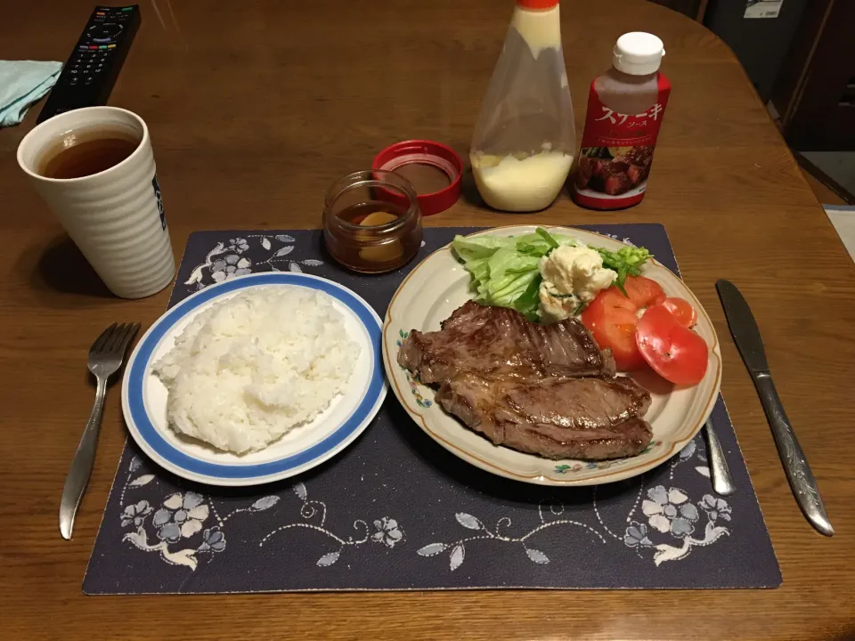 ご飯、ビーフステーキ、トマト、レタス、ピーマン、沢庵、麦茶(夕飯)|enarinさん