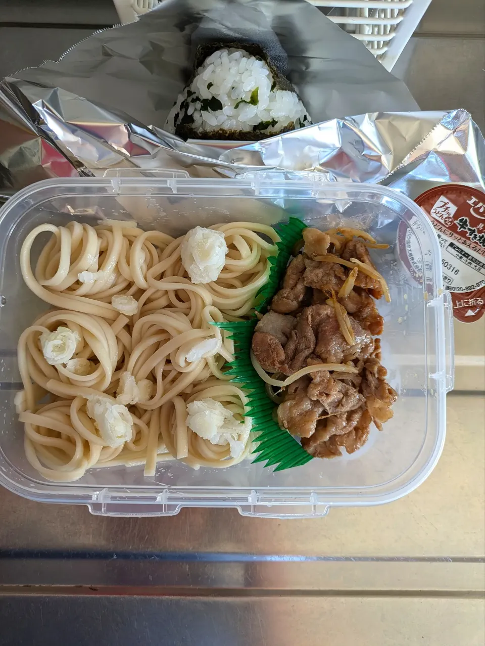 旦那弁当　2024/7/26

肉うどん
ワカメ混ぜ込みおにぎり|ユキヨメ♪さん