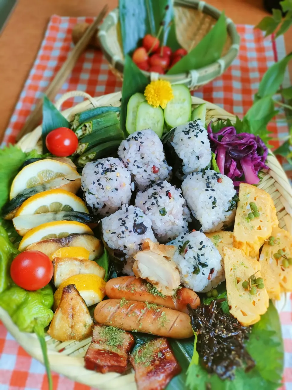 おにぎり御膳！

休日の朝昼兼食で
おにぎりとてんこ盛り(笑)の
おかずを作っちゃいました|ふかふかごはんさん