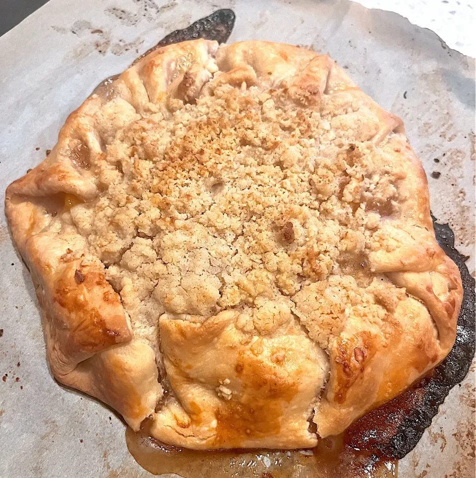 Snapdishの料理写真:Peach crumble galette|🌺IAnneさん