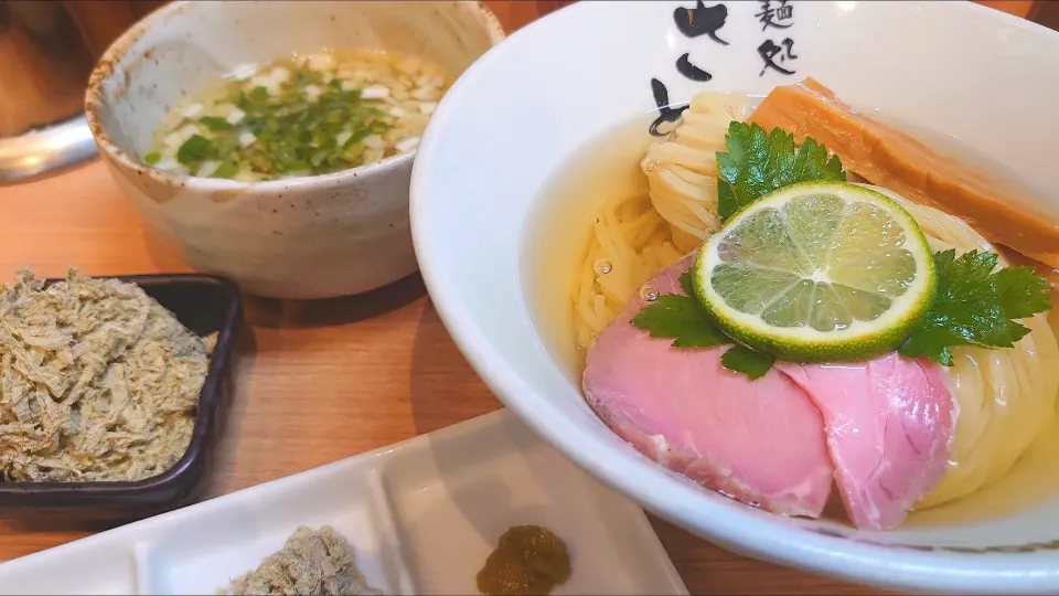 【本日の限定】 
自家製麺 麺処さとう 本蓮沼本店 
昆布水つけ麺 <塩> 
(麺200g、1,000円) 
＋とろろ昆布増し
 (裏メニュー、別皿、100円) 
＋スープ割 (鶏清湯、無料) 
＠本蓮沼1分 
(赤羽から徒歩25分) 
24183 (196,877)|大脇さん