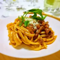 Snapdishの料理写真:トマトたっぷり🍅ミートソーススパゲッティ

旬のトマトたっぷりのミートソーススパゲッティ🍝

隠し味にセロリを入れるとスッキリした味に🎶

豚肉と玉ねぎを合わせると、ビタミンB1 の吸収率がアップ✨

ビタミンBは、脂肪をエネルギーに変換してくれることから、ミートソーススパゲッティは「一番太りにくいパスタ」と呼ばれているそうです☺

夏の疲労回復＆紫外線のダメージケアにも◎