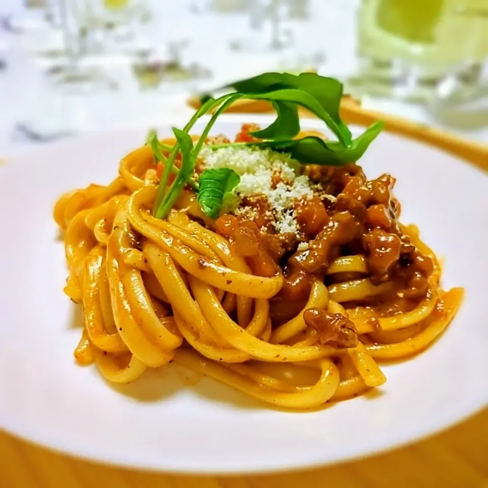 トマトたっぷり🍅ミートソーススパゲッティ

旬のトマトたっぷりのミートソーススパゲッティ🍝

隠し味にセロリを入れるとスッキリした味に🎶

豚肉と玉ねぎを合わせると、ビタミンB1 の吸収率がアップ✨

ビタミンBは、脂肪をエネルギーに変換してくれることから、ミートソーススパゲッティは「一番太りにくいパスタ」と呼ばれているそうです☺

夏の疲労回復＆紫外線のダメージケアにも◎|森のごはん屋さんさん