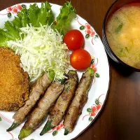 Snapdishの料理写真:オクラの豚肉巻き・ミンチカツ・豆腐と三つ葉の味噌汁|たかちゃんさん