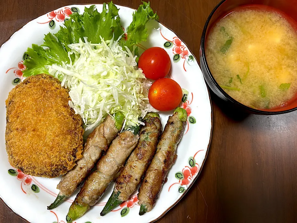 オクラの豚肉巻き・ミンチカツ・豆腐と三つ葉の味噌汁|たかちゃんさん