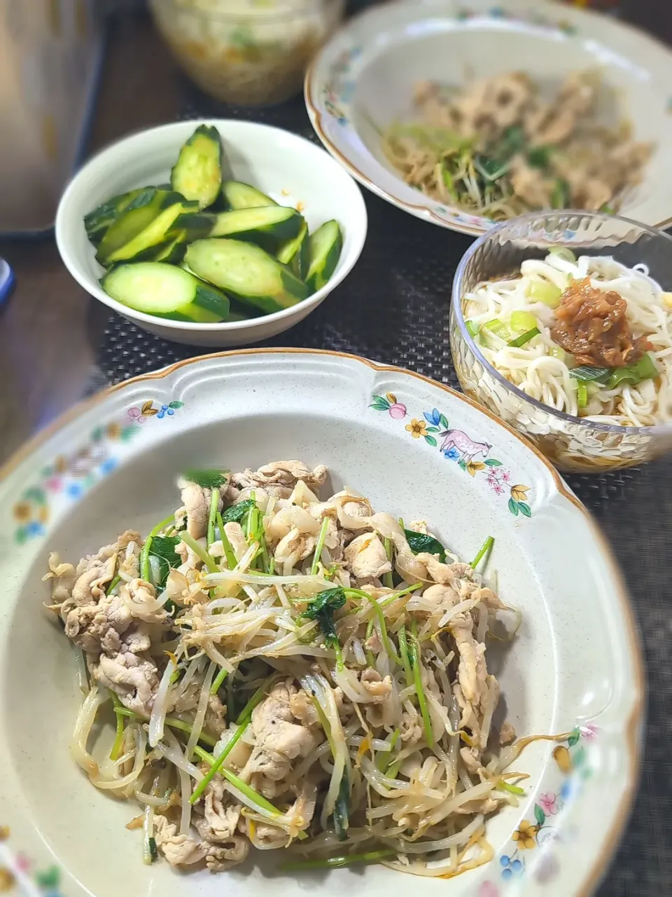 三つ葉とモヤシと豚肉の炒めもの＆梅肉そうめん＆キュウリのみそ漬け|テケテケさん