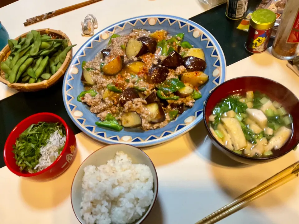 Snapdishの料理写真:茄子🍆とピーマン🫑と豚🐖挽肉の生姜を効かせた味噌炒めとしらすおろしとお味噌汁といつもの🫛豆で晩御飯|Takeshi  Nagakiさん