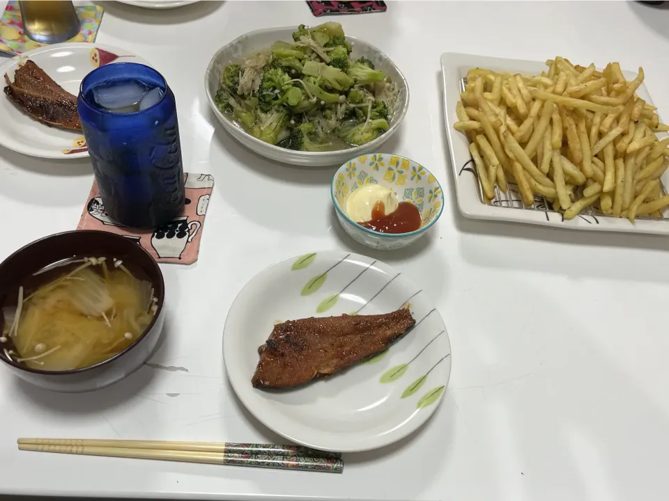 晩御飯☆ほっけみりん☆ブロッコリーとえのきのソテー☆フライドポテト☆みそ汁（えのき・白菜）|Saharaさん