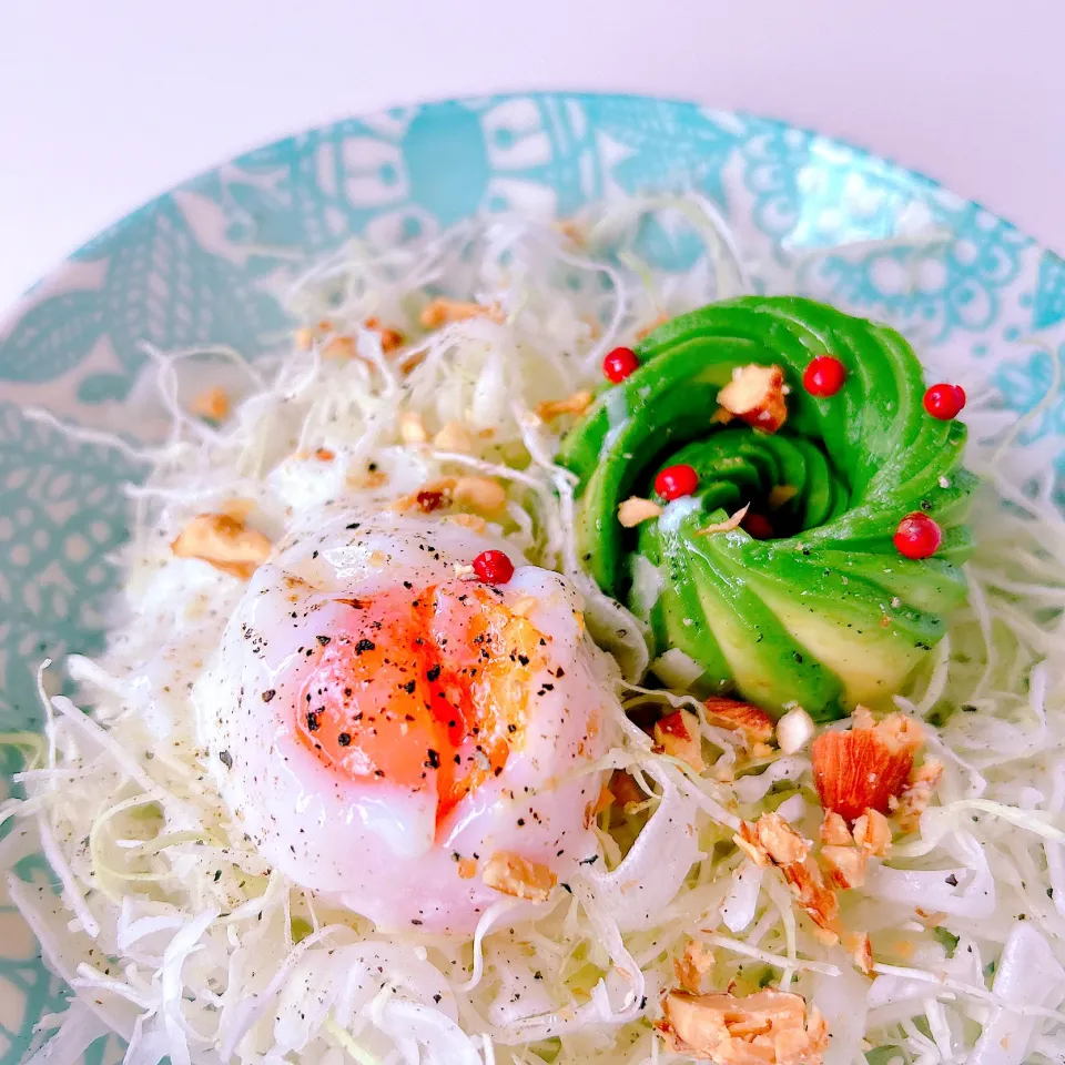 Snapdishの料理写真:アボたまキャベツサラダ🥑🍳|sakiさん