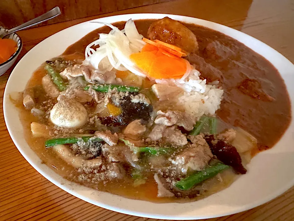 Snapdishの料理写真:中華丼(コショー味)と大辛チキンのあいがけ🇨🇳🔥🌶️🍛味玉トッピング🥚ピクルスマシマシ🥒|buhizouさん