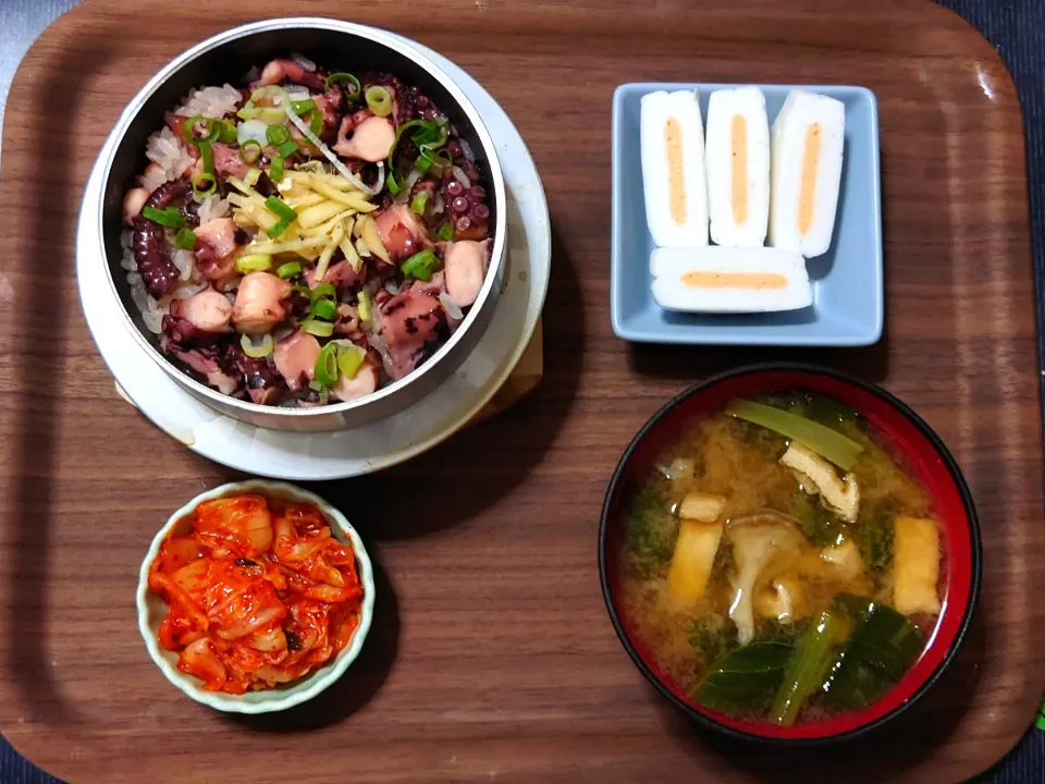 今日の昼ごはん（釜炊きのたこ飯、サンドはんぺん、白菜キムチ、小松菜と舞茸と油揚げのみそ汁）|Mars＠釜飯作り研究中さん