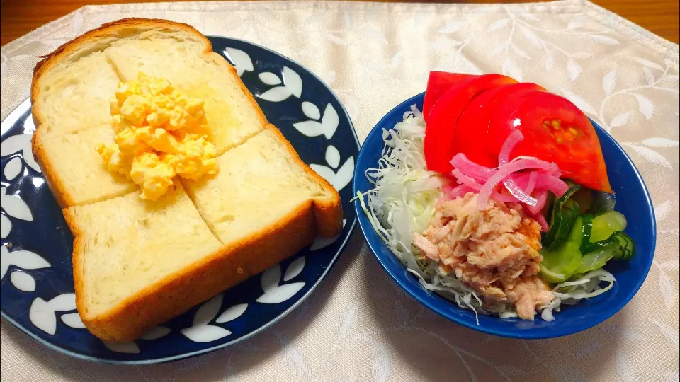 Snapdishの料理写真:7/28の朝ごはん🌄
サラダクラブの千切りキャベツで
ツナサラダ
トースト|卯月さん