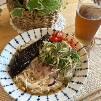 Snapdishの料理写真:MOMO-chan☻さんの料理 紫玉ねぎ、大葉、ミニトマト🍅ぶっかけ素麺弁当〜🍆の、揚げ浸し〜のせ|MOMO-chan☻さん