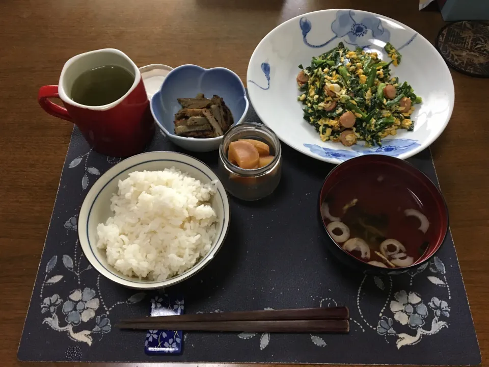 Snapdishの料理写真:ご飯、ニラ玉ウインナー炒め、細切りじゃこ天の土佐造り風、たまり漬け風沢庵、永谷園の松茸の味お吸い物、熱い日本茶(昼飯)|enarinさん