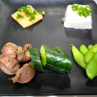 Snapdishの料理写真:夏の前菜盛り合わせ
油揚げ焼き、絹豆腐、砂肝燻製、キュウリの漬物、枝豆|つるぎだけさん