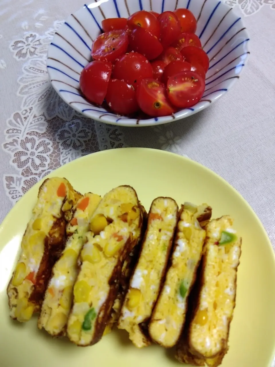 Snapdishの料理写真:父のミニトマトクレイジーソルトがけ冷やして。卵焼きみたいなオムレツ、ミックスベジタブル、粉チーズ、スイートチリソース味|m.rafuさん