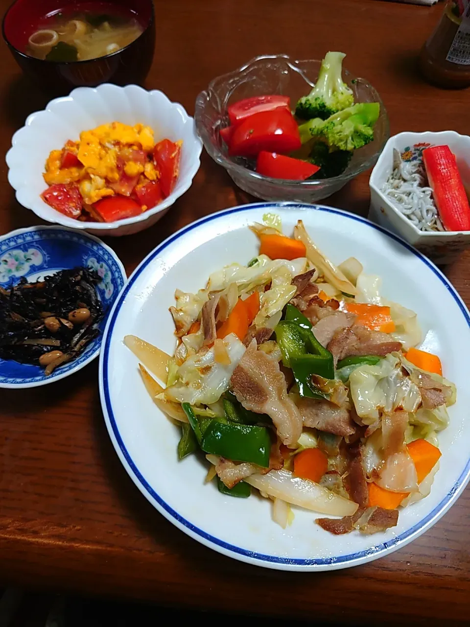 豚バラ野菜炒め
トマトと卵の炒めもの
もずく酢
ひじき
サラダ|ぱやさん