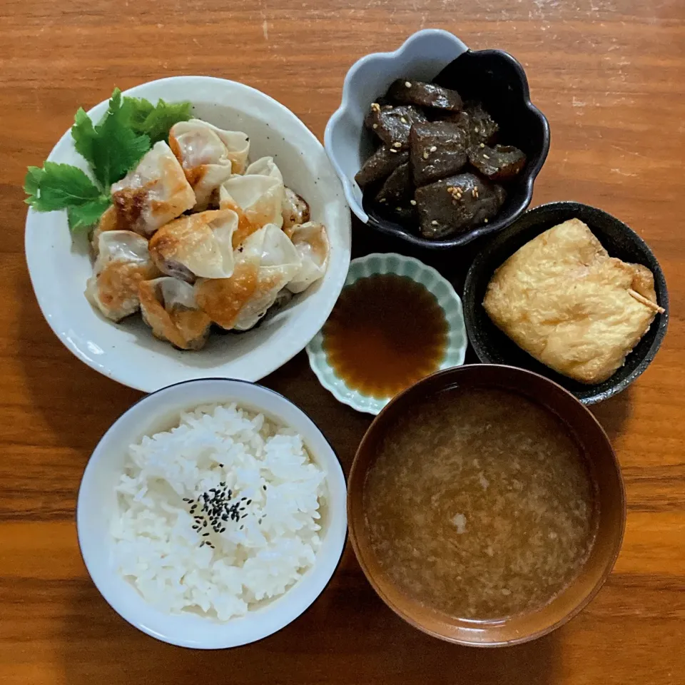 主食　白ごはん
主菜　一口餃子
副菜　ピリ辛こんにゃく
副菜　巾着たまご
汁物　味噌汁
小鉢　ポン酢|...さん