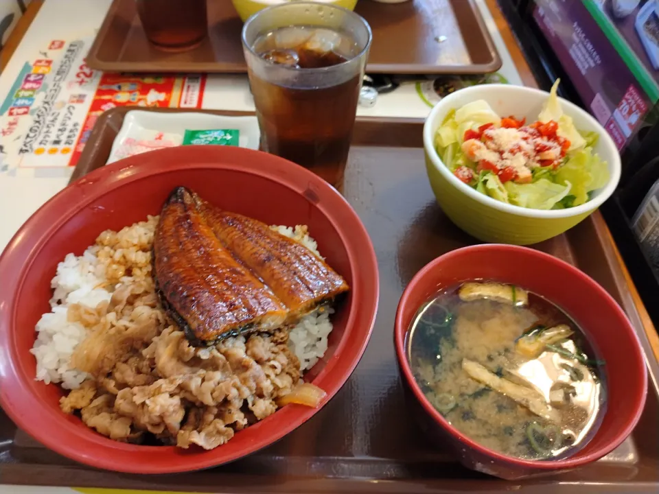 すき家のうな牛丼とシーザーサラダ、味噌汁|よっちびやばんぶーさん