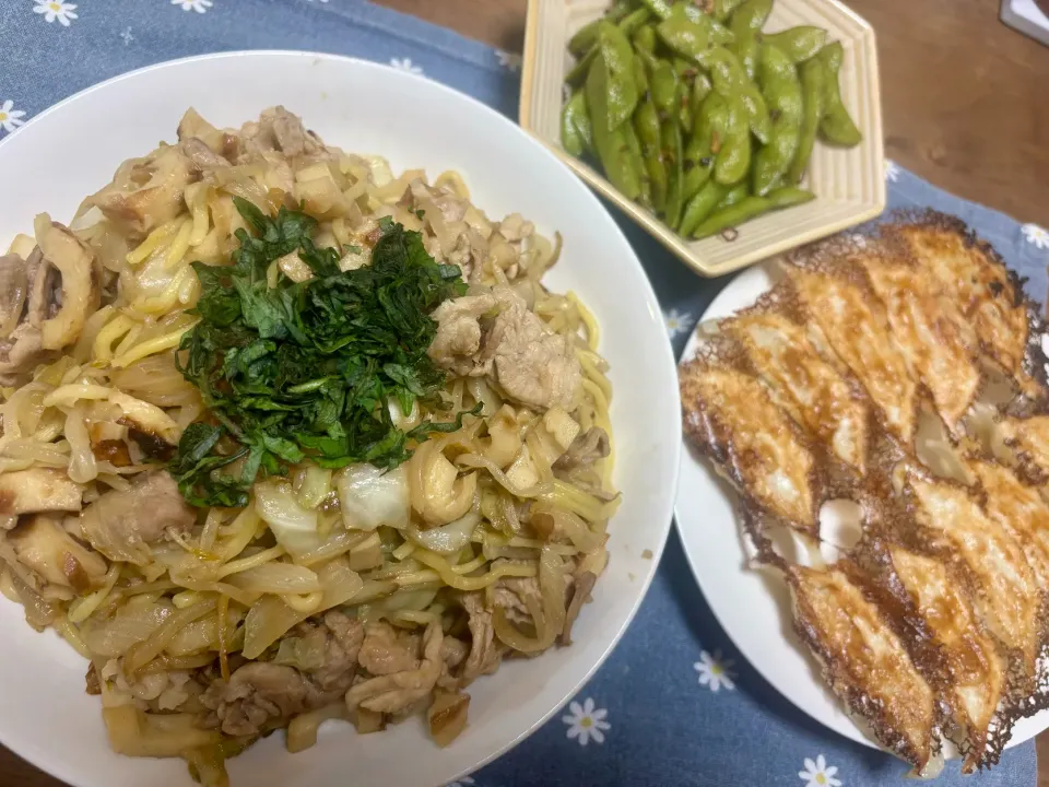 Snapdishの料理写真:塩焼きそば／餃子／枝豆ペペロンチーノ|らんさん