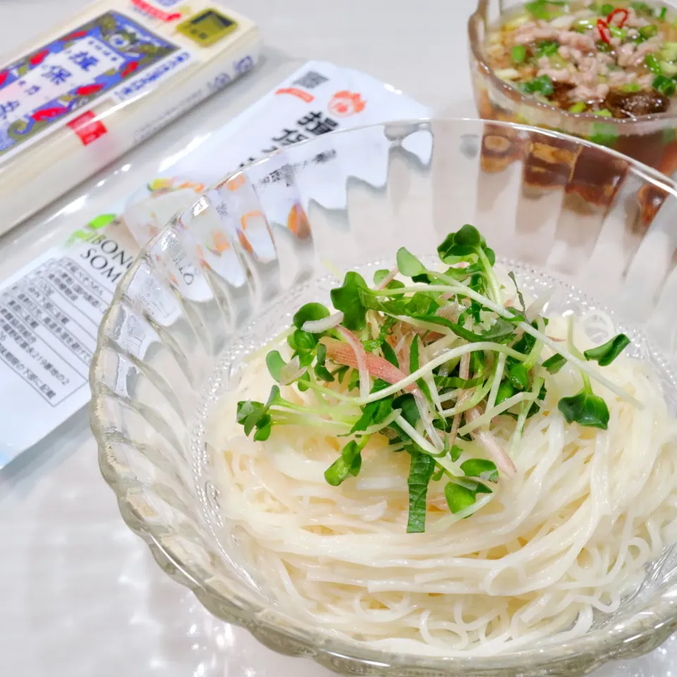 Snapdishの料理写真:ニンニクとレモンの豚ひき肉そうめん|まゆさん