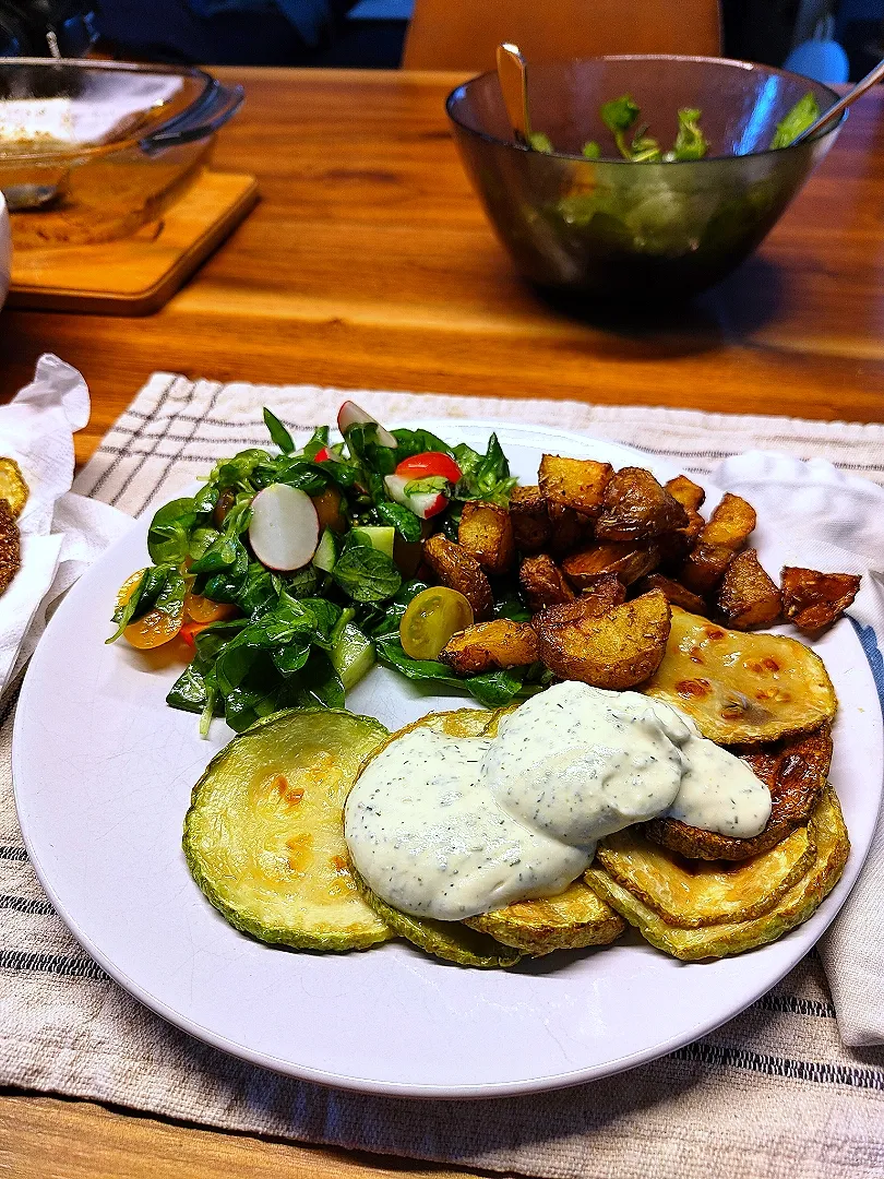 Fried Zucchini with potatoes, yoghurt dip and salad|Vera Andrianova Forwerkさん