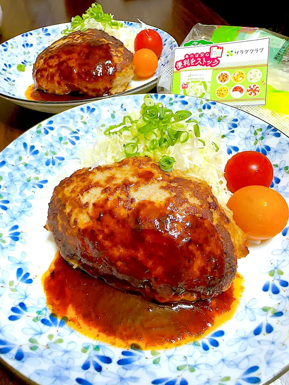 Snapdishの料理写真:キャベツサラダ付きハンバーグ焼き|chiemiさん