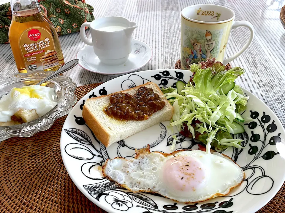 朝ごはん　昨昼のキーマカレーを食パンにのせたカレーパン|blue_bird07さん