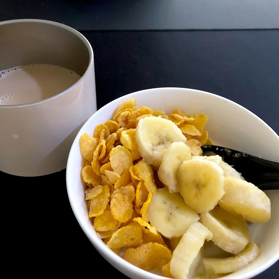 8:20 バナナのせシリアル🥣🍌|へれ子さん