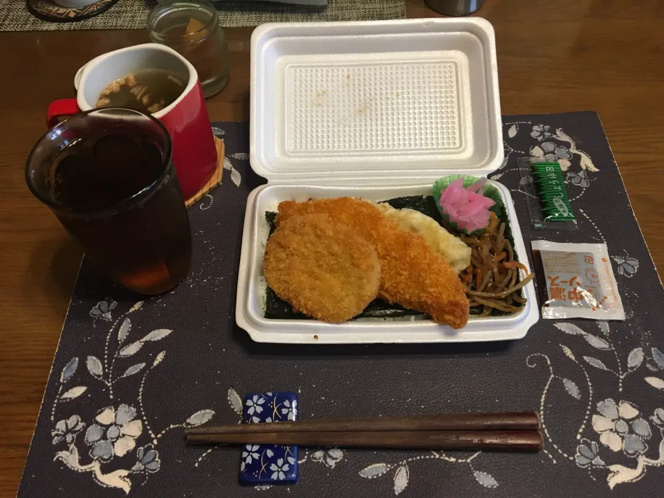 のりコロ弁当、ワカメ＆揚げ玉ねぎ入りタマネギスープ、烏龍茶(昼飯、どんどん弁当)|enarinさん