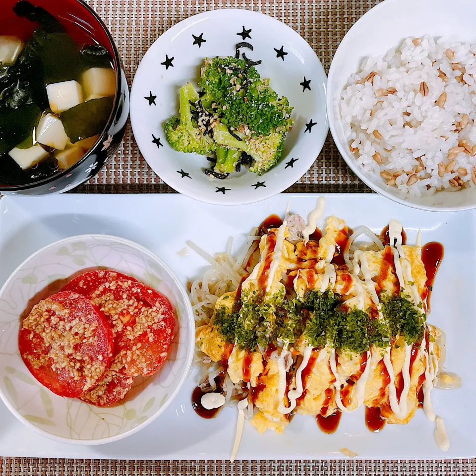 Snapdishの料理写真:豚こまのとんぺい焼き風♡ブロッコリーの塩昆布チーズあえ♡ごまだく冷やしトマト♡豆腐とわかめのスープ♡|まゆかさん