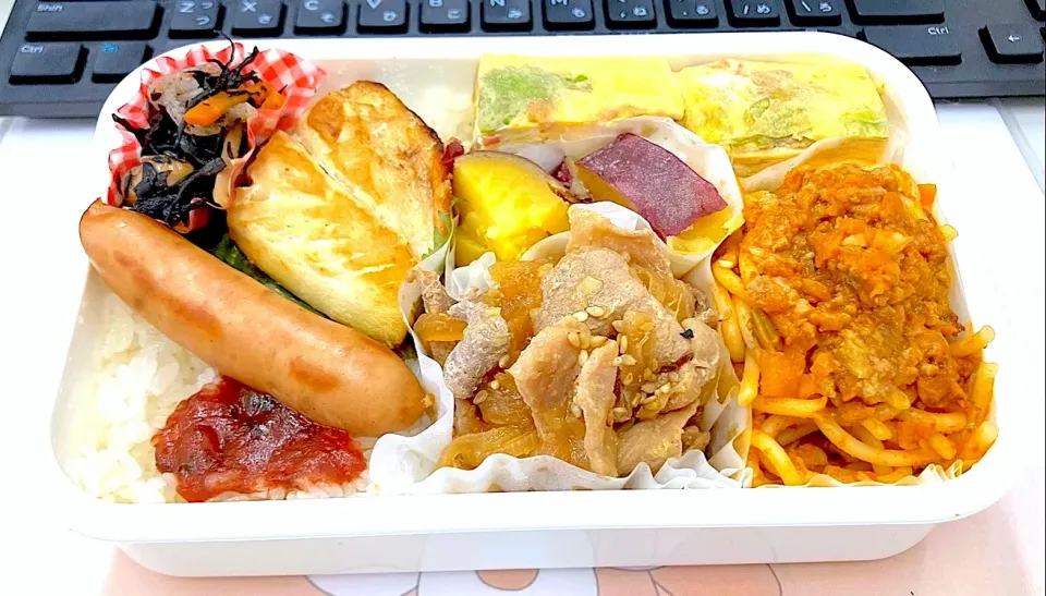 本日の日替わり弁当

■MAIN  しょうが焼き（豚肉）＆焼きサバ

■SUB
  ・厚焼きたまご（かにかま・レタス）
  ・スパゲッティミートソース
  ・さつまいもレモン煮
  ・ウインナー
  ・ひじき煮
  ・山海ぶし（ご飯のおとも）|TakeBooさん